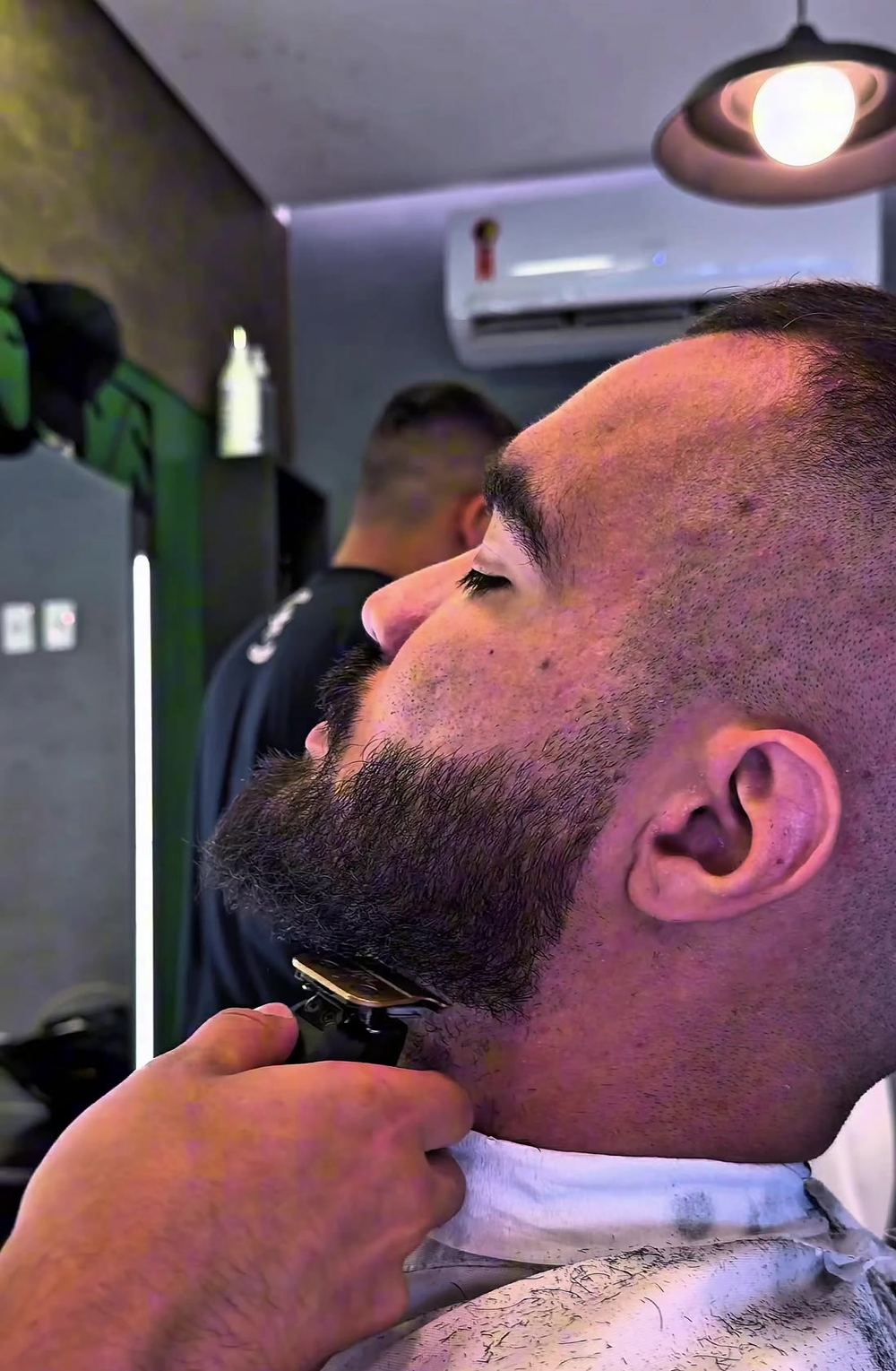Barba desenhada na máquina
