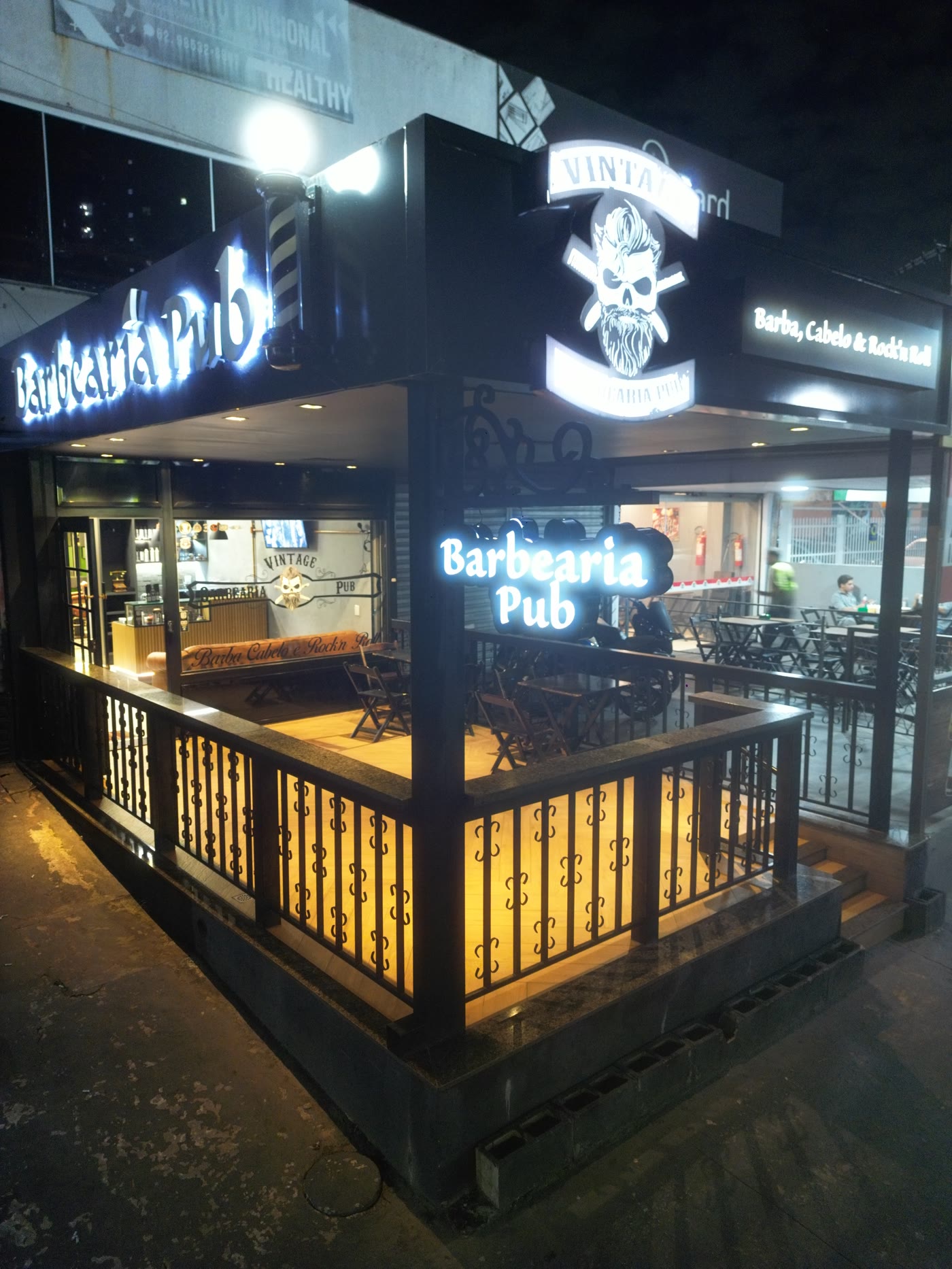 Fachada da Vintage iluminada à noite