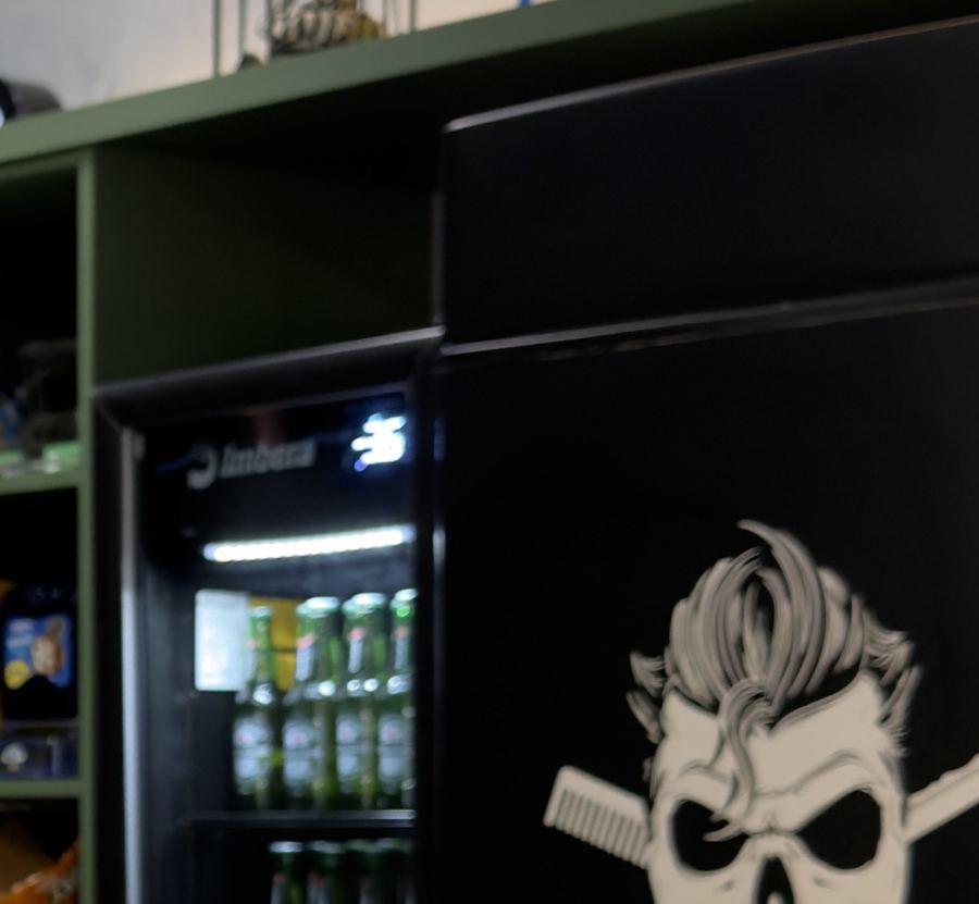 Geladeira do pub com copos Vintage